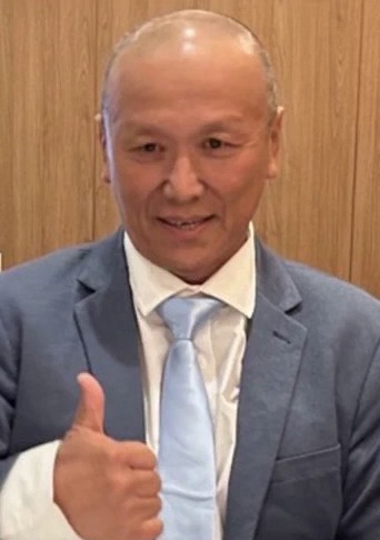 Leo Uluru, Founder and Managing Director of ToadCo, giving a thumbs up