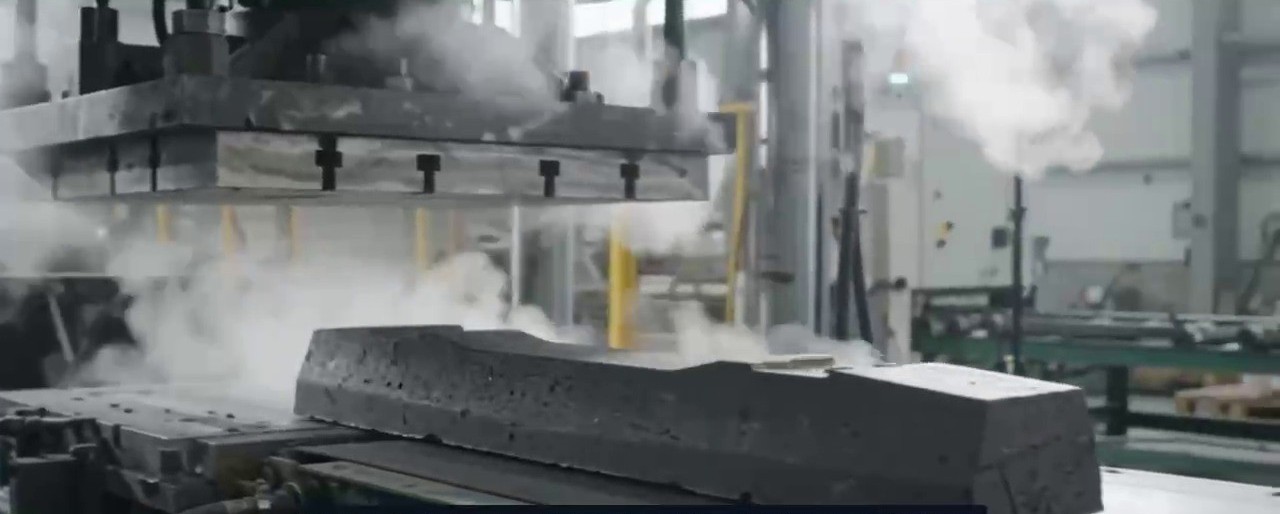 Hydraulic press moulding a recycled rubber-plastic composite railway sleeper — process visualisation